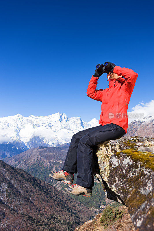 在尼泊尔喜马拉雅山徒步旅行的妇女