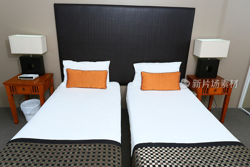 酒店房间，两张单人床