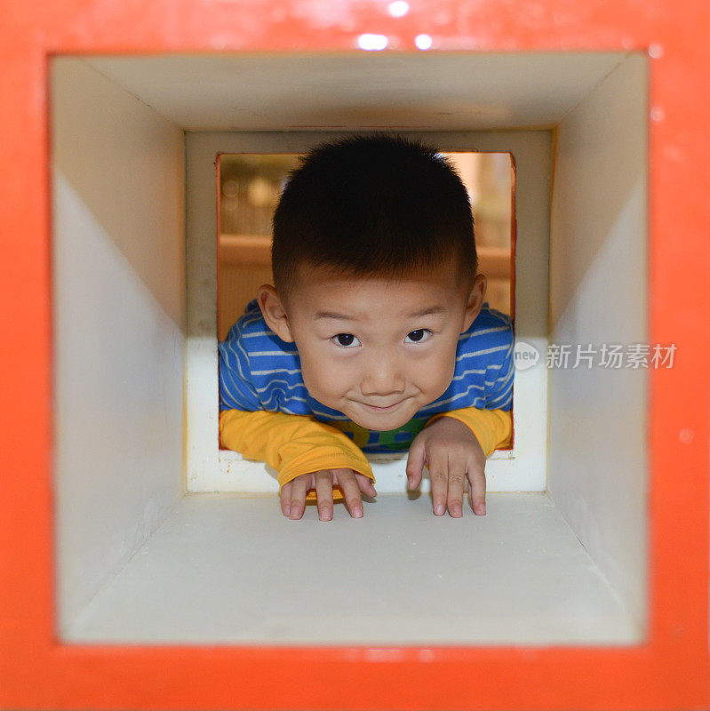 隧道里的男婴肖像