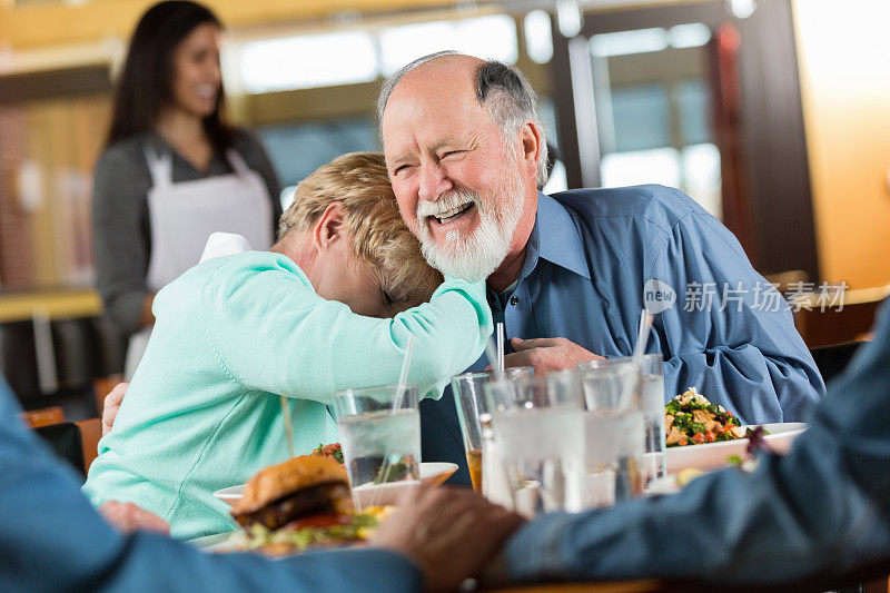 快乐的老夫妇一起在餐厅约会