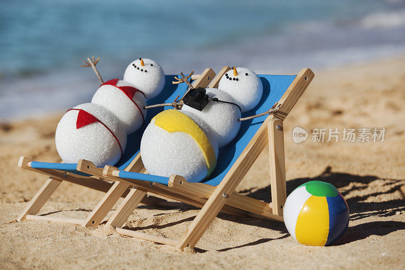 浪漫的雪人夫妇放松在热带天堂海滩椅子水平