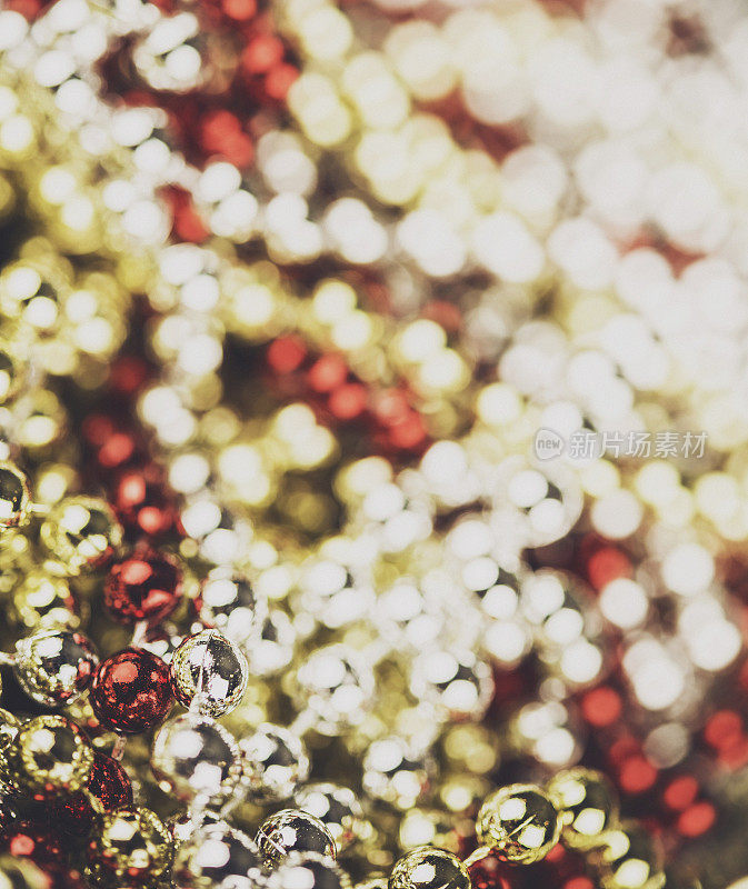闪亮的节日珠背景bokeh在红色，金色和银色