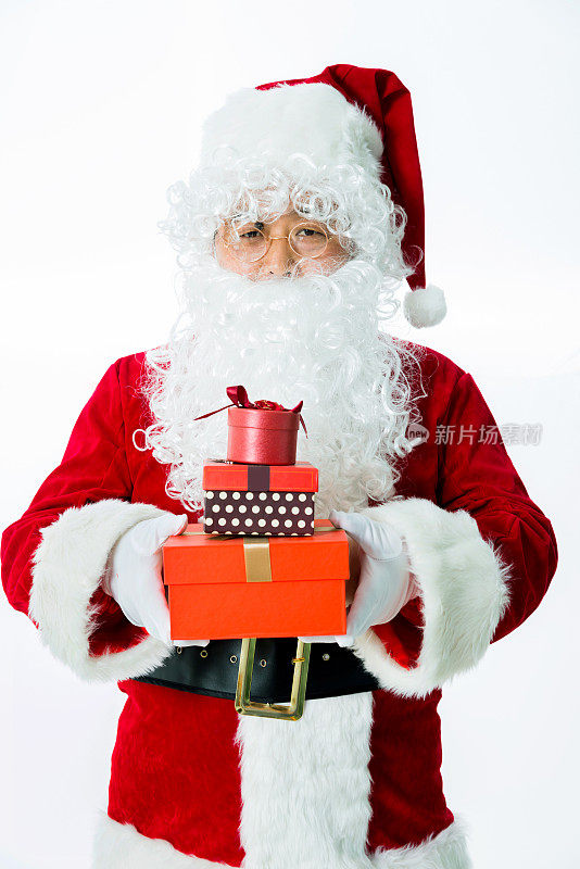 圣诞老人拿着一袋礼物