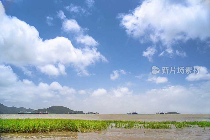 渔船停泊在海上