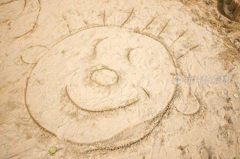 用沙子画的笑脸