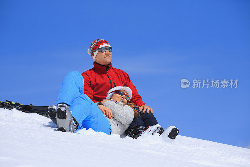 冬季运动男女滑雪者享受着休息