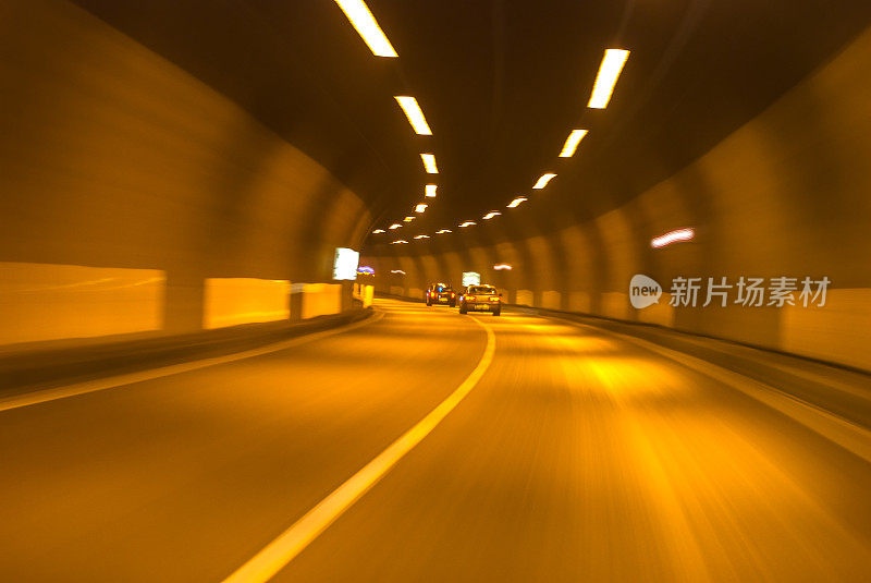 在隧道中超速行驶