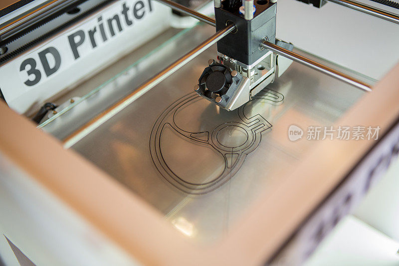 3D打印机在使用创建塑料对象与灯丝