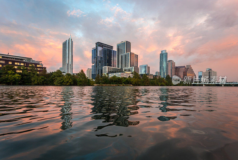 奥斯汀市中心摩天大楼天际线全景城市景观在日落