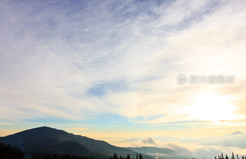 喀尔巴阡山脉。美丽的山景。大自然在山中。美丽的云。