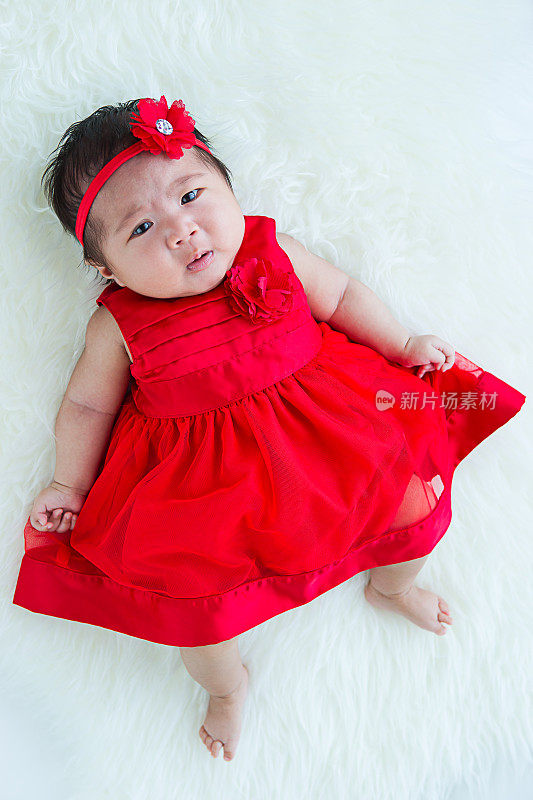 穿着红色裙子的亚洲女婴