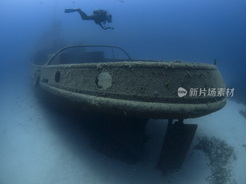 潜水员在一艘沉没的拖船上潜水