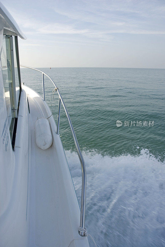 从一艘驶向大海的摩托艇上看到的景象