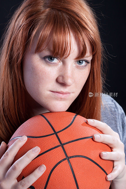 女篮球运动员抱球人像严肃表情