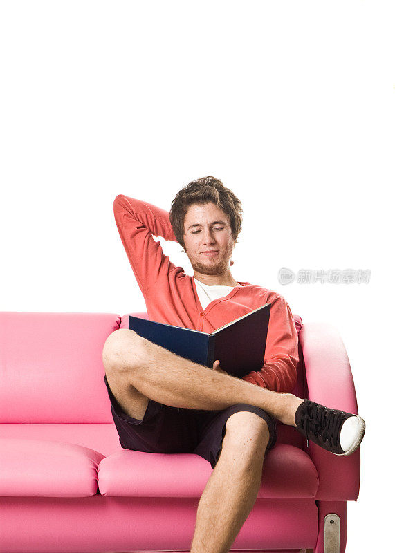 年轻人在读一本书