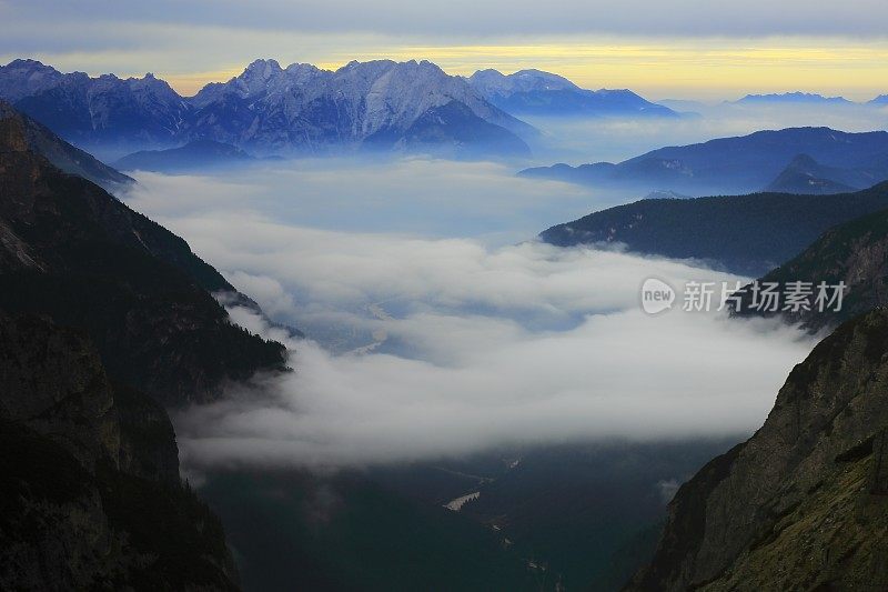 田园诗般的勃朗峰阿尔卑斯景观日出之上的云和山谷