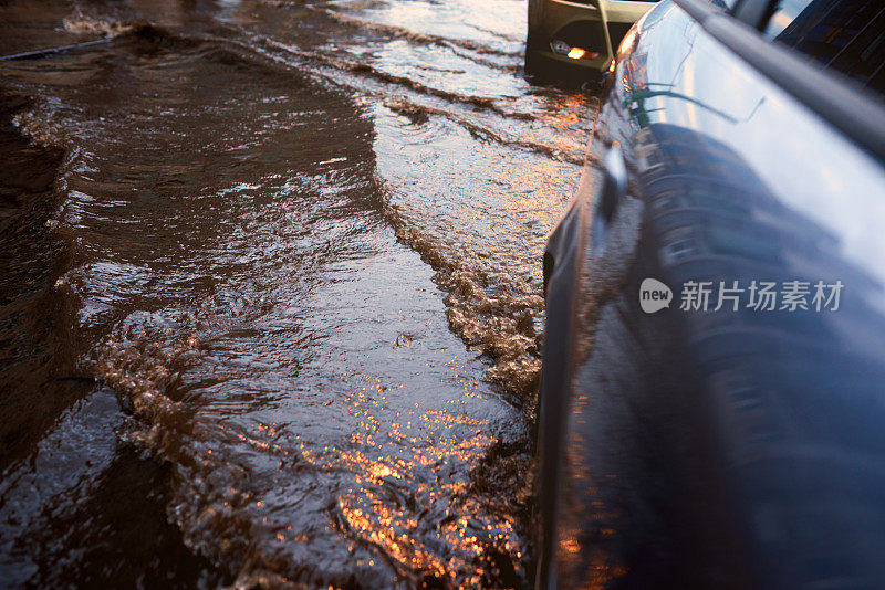 汽车驶过被洪水淹没的道路