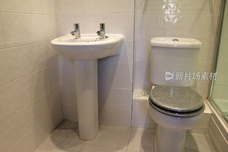 马桶，基座，淋浴间，现代，白色瓷砖浴室的图像