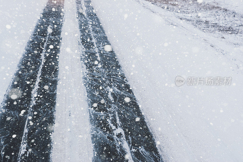 高速公路在暴风雪