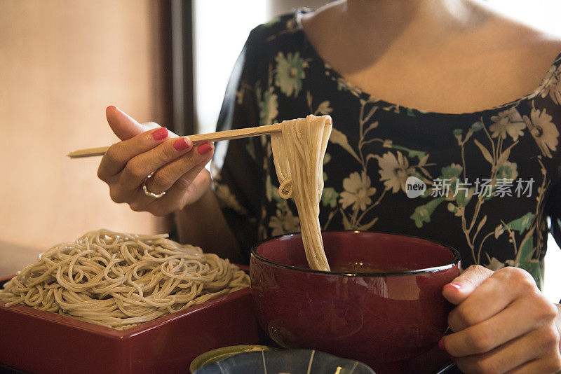 女人用筷子吃荞麦面，特写