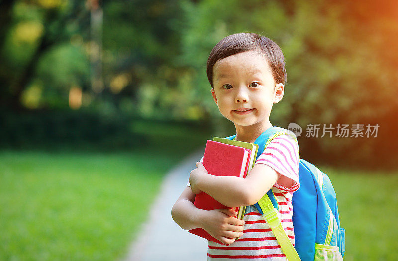 小男孩去上学