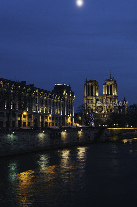 塞纳河和巴黎圣母院。