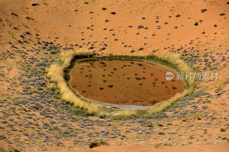 中国内蒙古巴丹吉林沙漠的一个湖泊