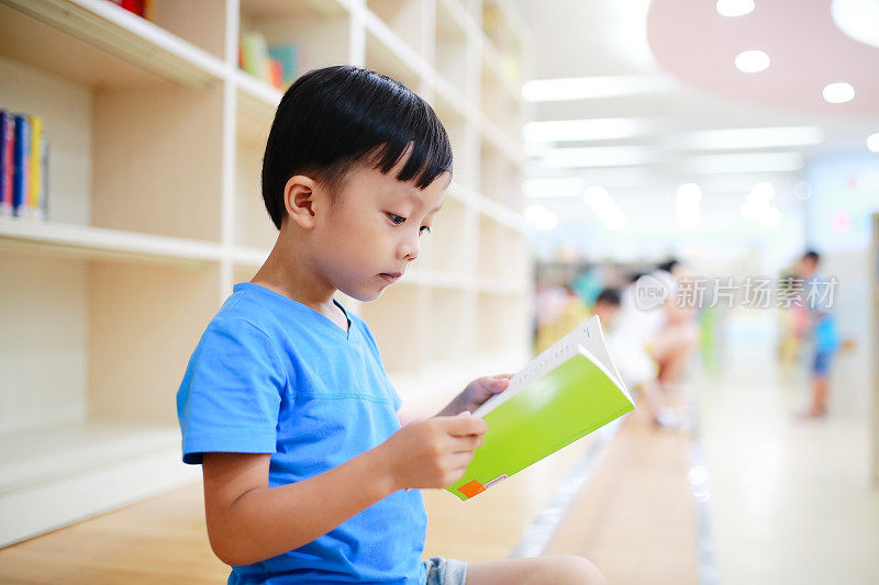 可爱的亚洲儿童在图书馆