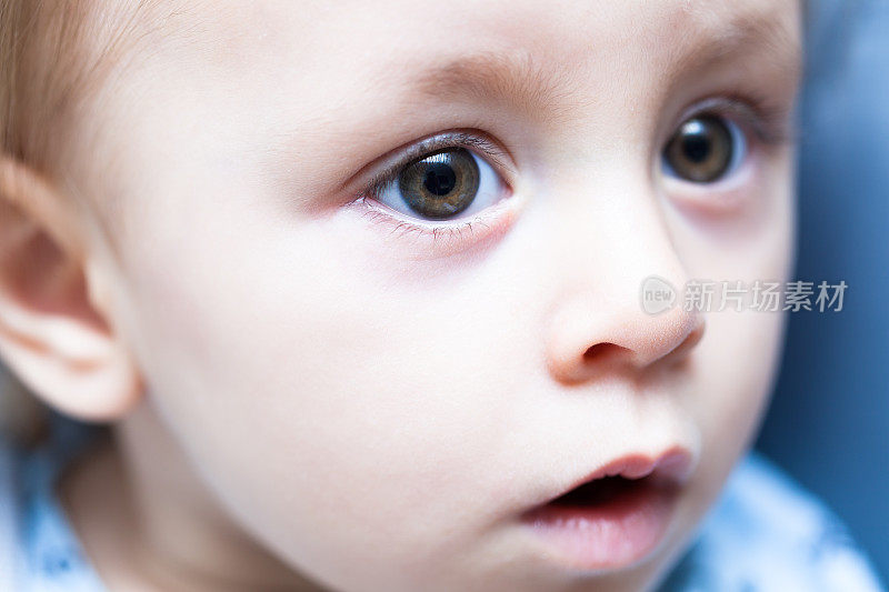 绿眼睛的婴儿张着嘴，看上去很好奇