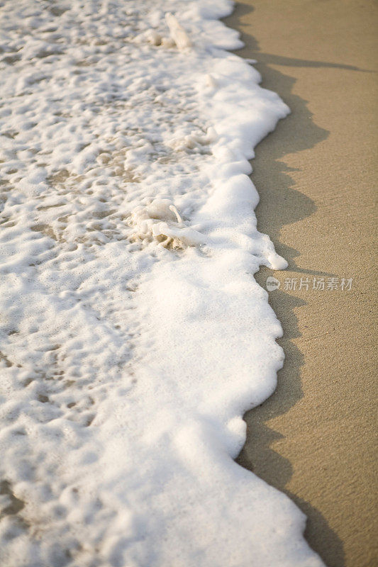 海浪冲上海岸