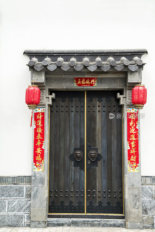中国传统的门上装饰着春联