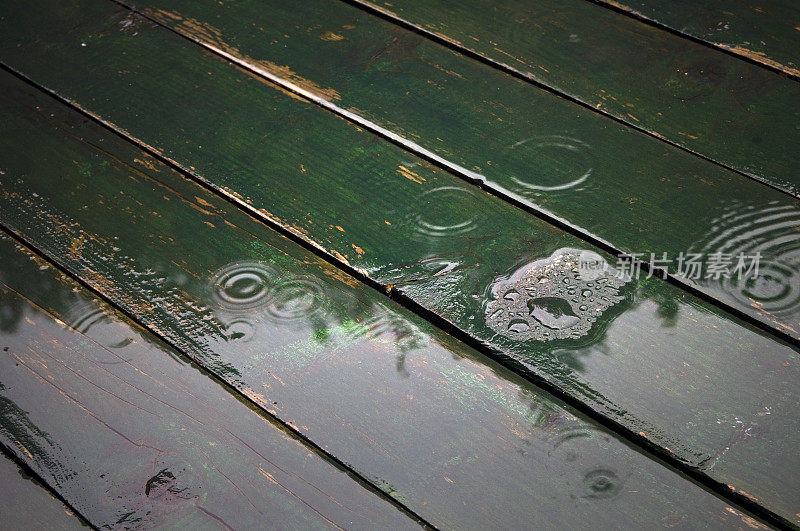 雨滴落在木地板上