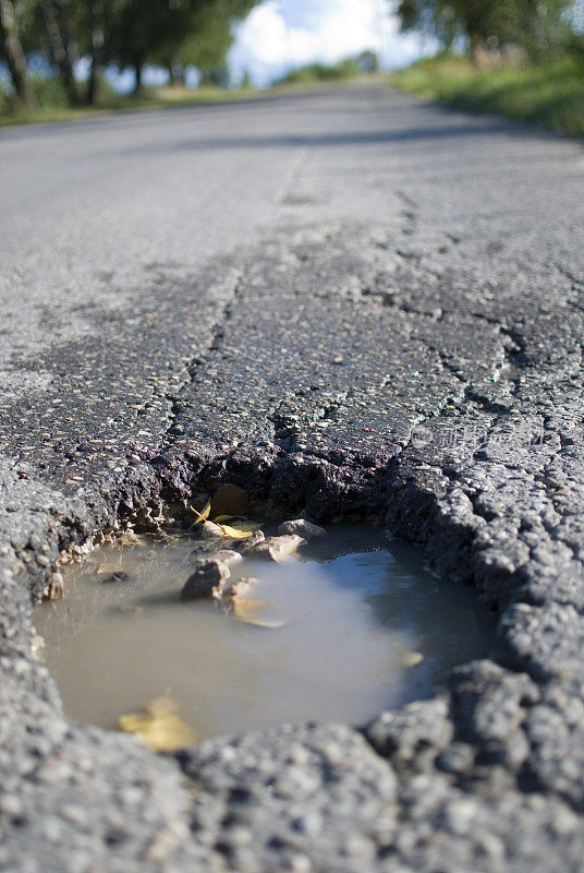 受损的道路