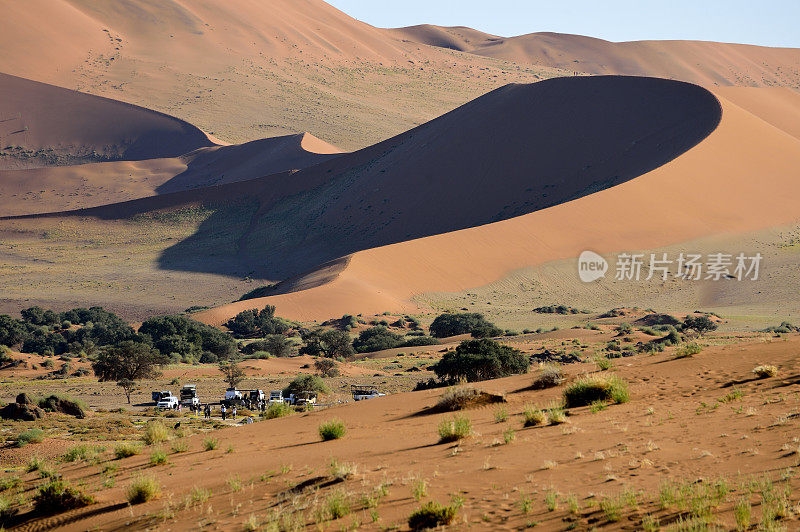 死亡谷的停车场，背景是索苏苏瓦雷