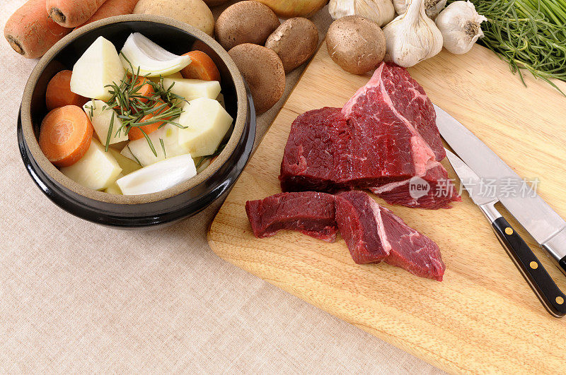 配牛肉和蔬菜的砂锅