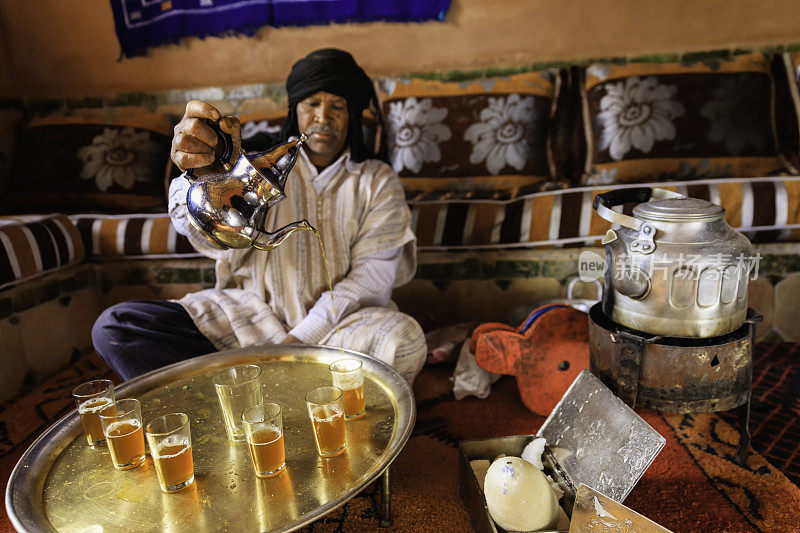 一名摩洛哥男子正在准备马格里布薄荷茶。