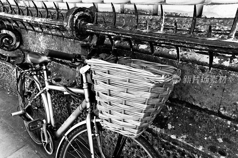 在剑桥学院外购物自行车
