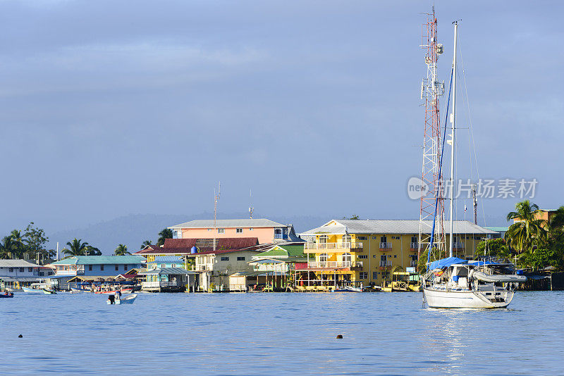XXXL:五彩海滨小镇前的帆船。