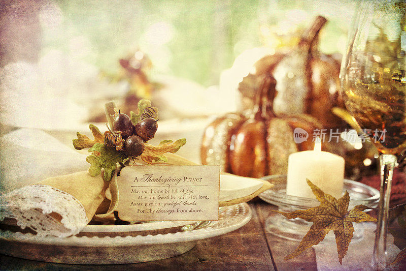 秋季感恩节餐桌与蜡烛和位置卡