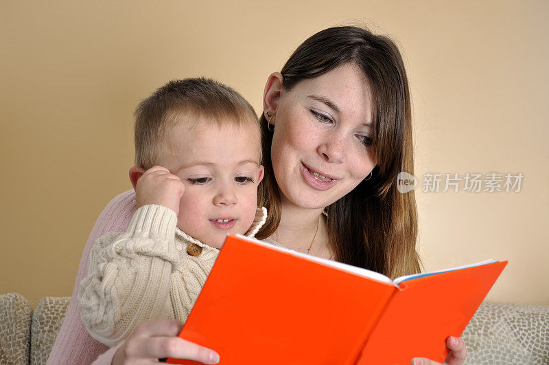故事时间:年轻的母亲给儿子读书