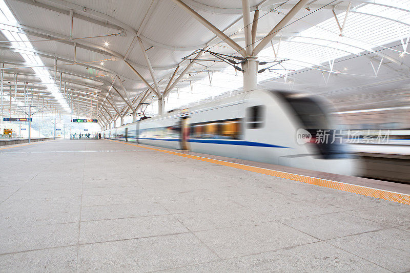 高速列车快速通过车站与运动模糊。