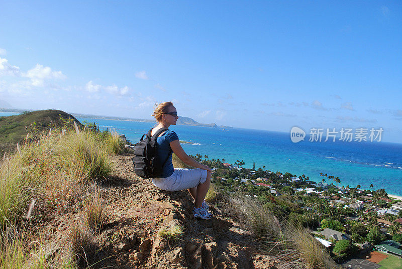 在夏威夷瓦胡岛徒步旅行的年轻女孩