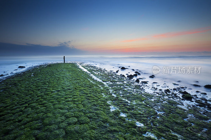 黄昏时分，荷兰北部海滩上的防波堤