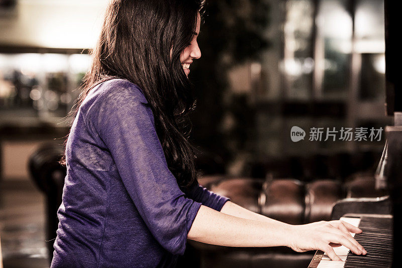 女人玩钢琴