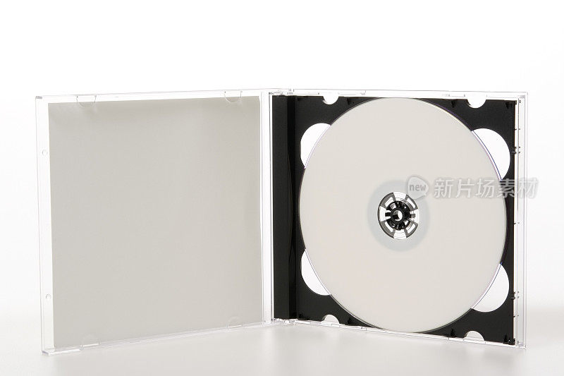 打开的塑料CD盒与空白CD上的白色背景