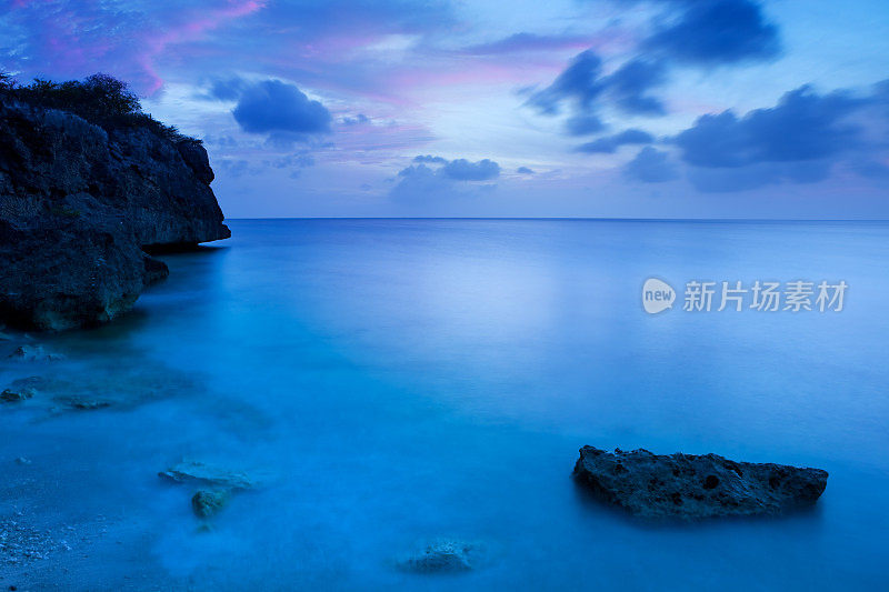 黄昏时分，在Curaçao岛上的岩石海岸