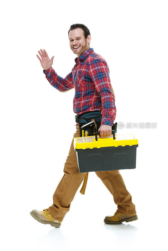 微笑的木匠拿着工具箱，挥手