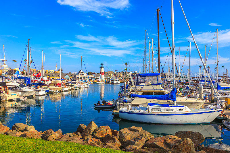 加州海滨城市港口，有休闲船。
