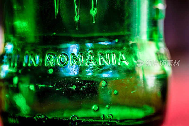 绿色玻璃瓶的罗马尼亚拉格啤酒刻有“罗马尼亚”字样