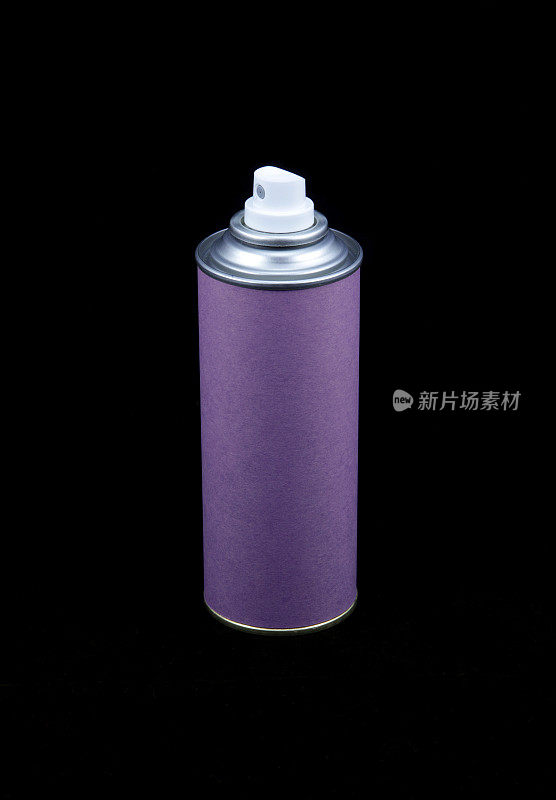 黑色背景上的紫色喷雾罐